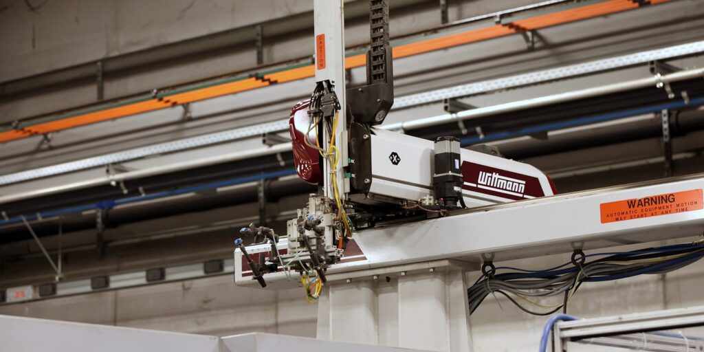 Servo gantry robot carriage and end-of-arm tooling in a molding cell